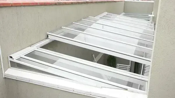 Cobertura de vidro retrátil auxilia na ventilação da casa