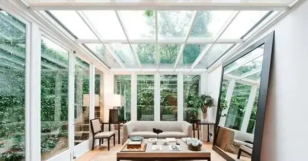 Ambiente iluminado com parede e teto de vidro