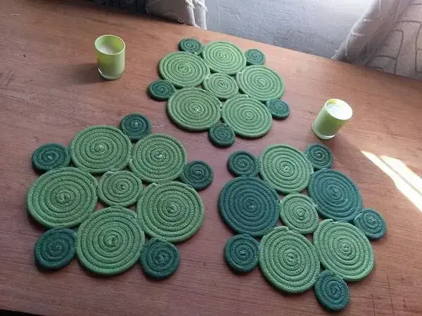 Descansos de panela feitos com cordão de algodão, tingido nas cores verde claro e escuro