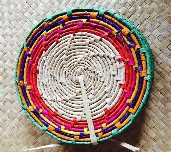 Descanso de panela feito de palha de carnaúba com borda colorida