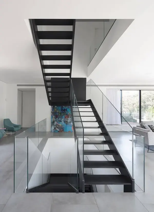 Escada com corrimão de vidro temperado