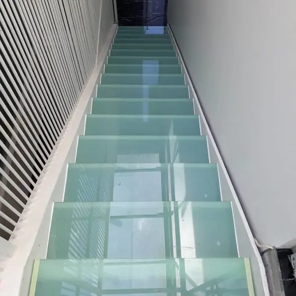 Escada de vidro jateado é uma ótima opção para aqueles que não querem um piso transparente