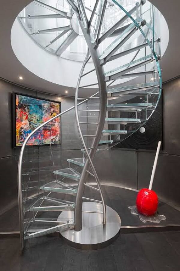 Escada de vidro ousada em formato caracol
