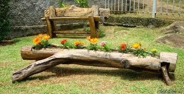 Floreira de madeira feita com tronco serve de abrigo para as Gazâneas