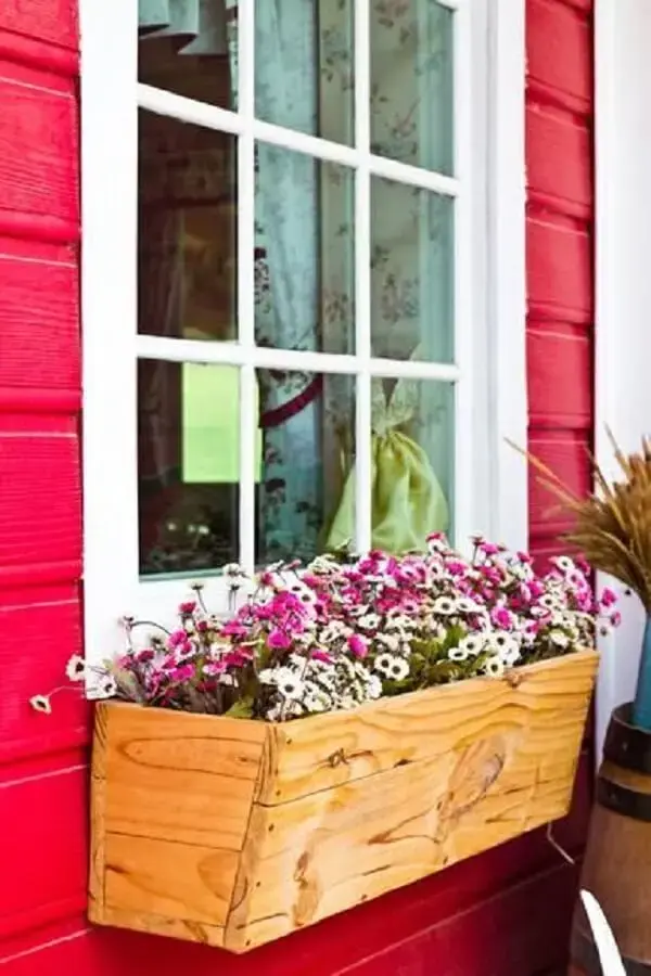 Floreira de madeira para janela é uma alternativa para decorar o lado externo da casa