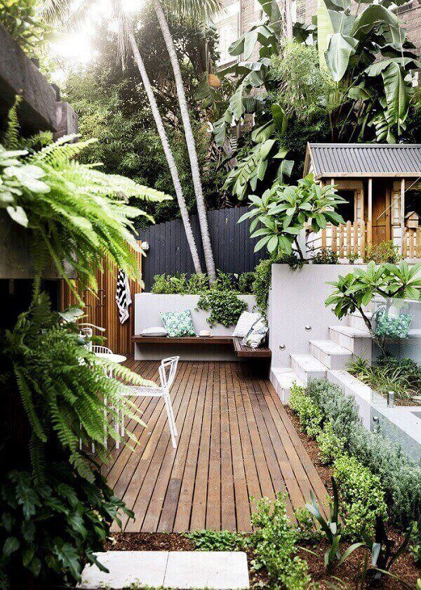  Invista na decoração do seu jardim incluindo bancos e decks de madeira