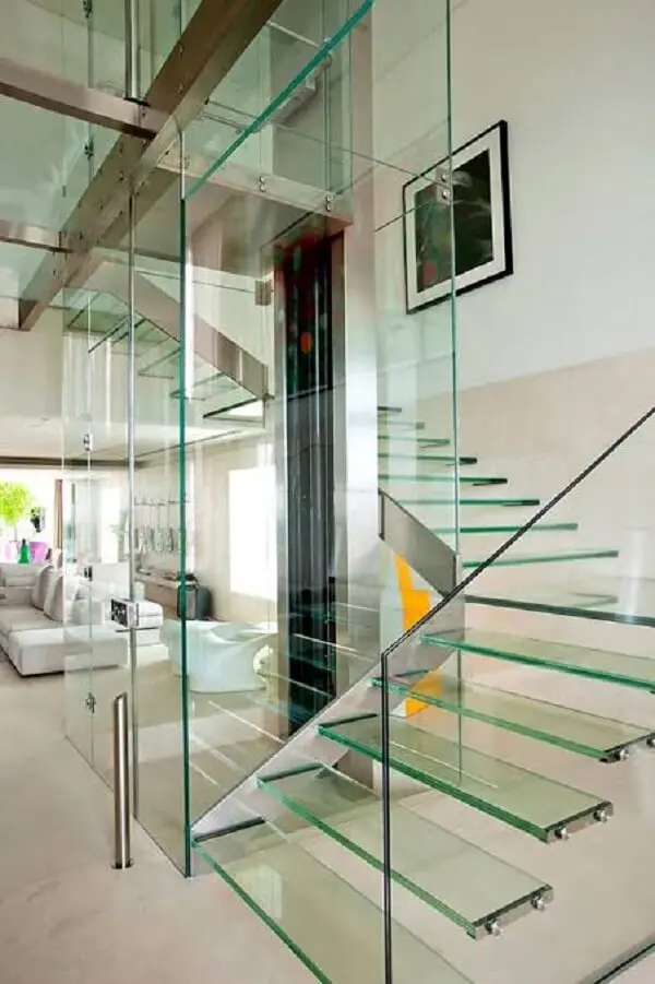 Invista em uma escada de vidro na sua residência
