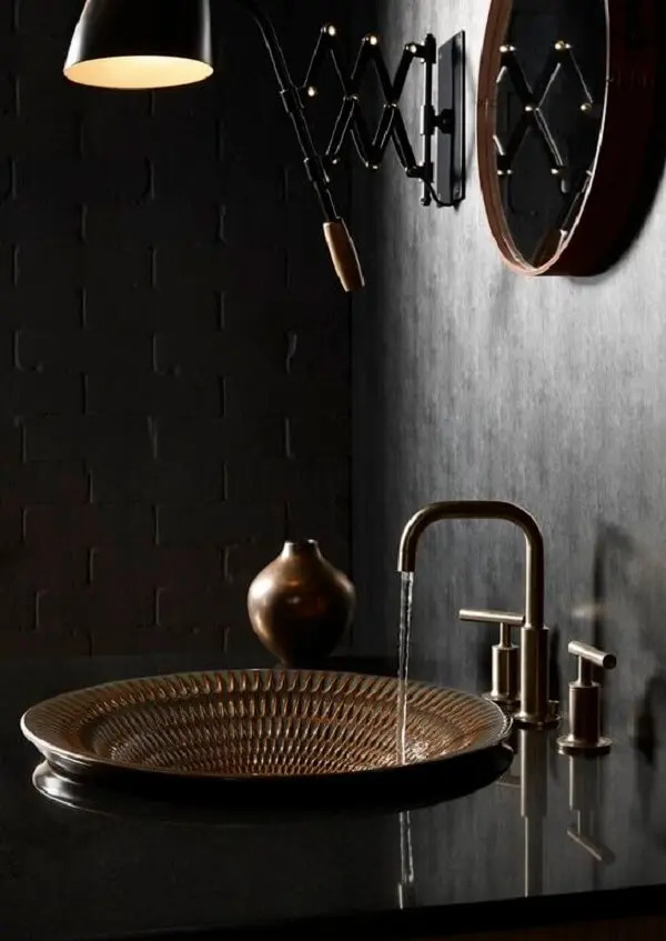 A parede preta transmite luxo e sofisticação no banheiro
