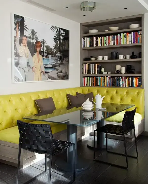 Mesa de canto para sala de jantar com assento em capitonê amarelo
