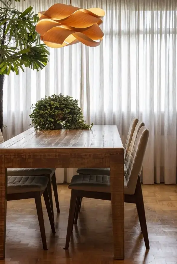 Mesa de jantar de madeira com luminária criativa