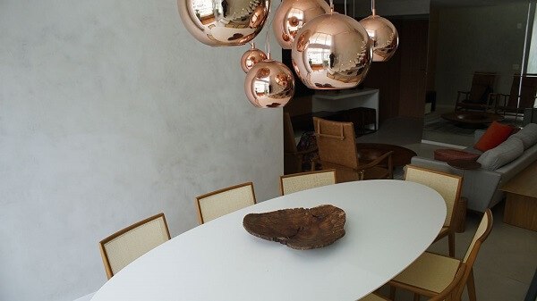 Mesa de jantar oval de vidro jateado e piso claro