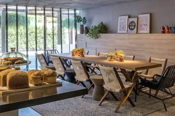 Mesa de jantar rústica e tapete com tecido cinza