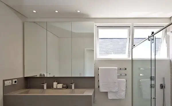 Modelo de armário de banheiro com espelho três portas