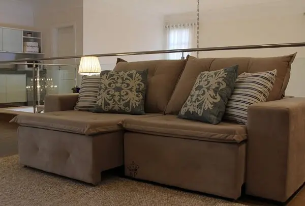 Modelo de sofá retrátil de veludo marrom