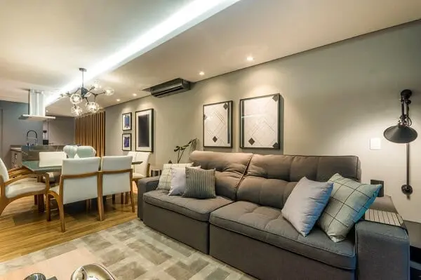 Modelo de sofá retrátil marrom e luminária cinza de parede