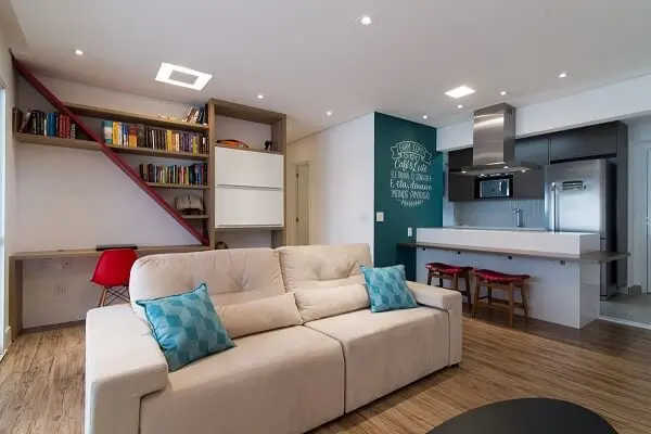 O sofá retrátil e reclinável maximiza o espaço da sala de estar
