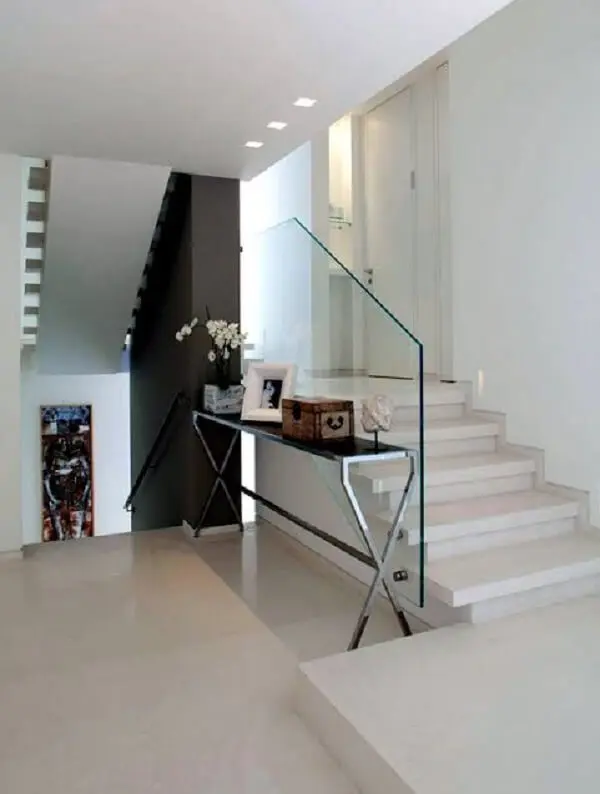 Pequena escada com corrimão de vidro