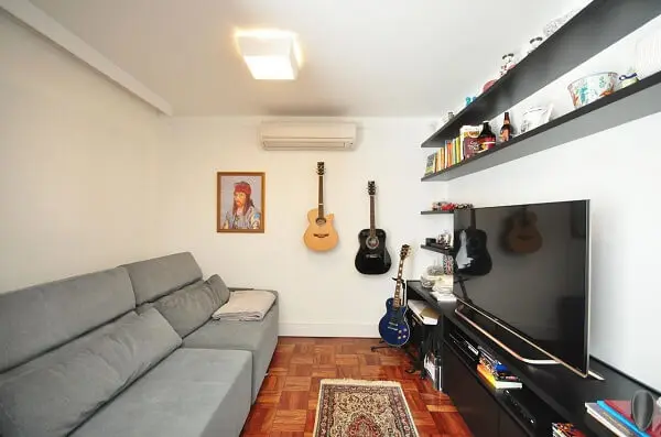 Sala compacta com sofá retrátil cinza