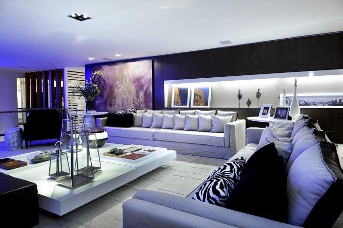 Sala de estar de luxo com quadros grandes para sala