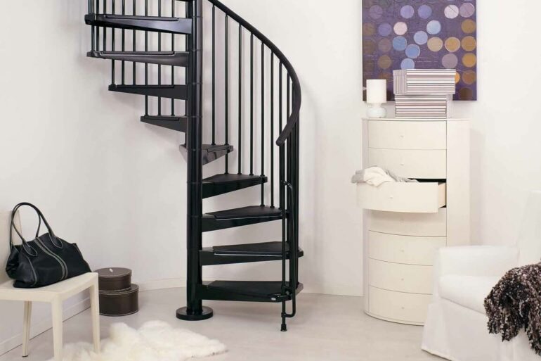 Sala minimalista decorada com escada de ferro