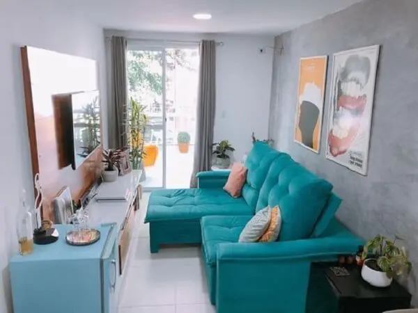 Sala pequena e moderna com sofá retrátil confortável