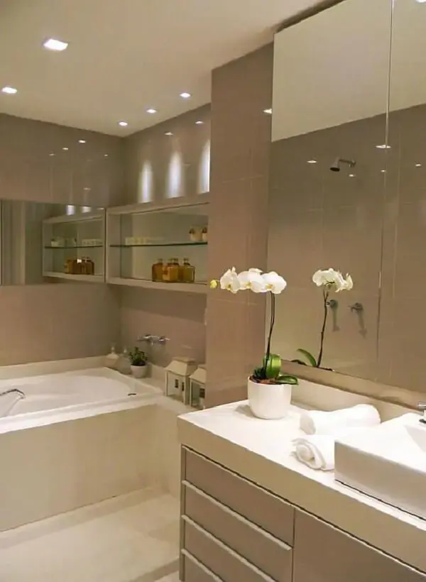 Espelho com armário para banheiro conta com prateleira de vidro lateral