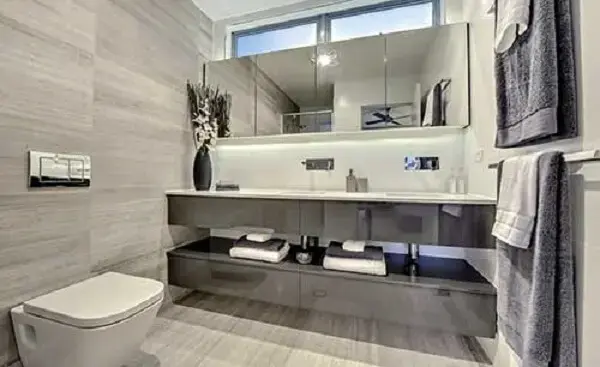 Modelo de espelho com armário para banheiro com múltiplas portas e bastante espaço
