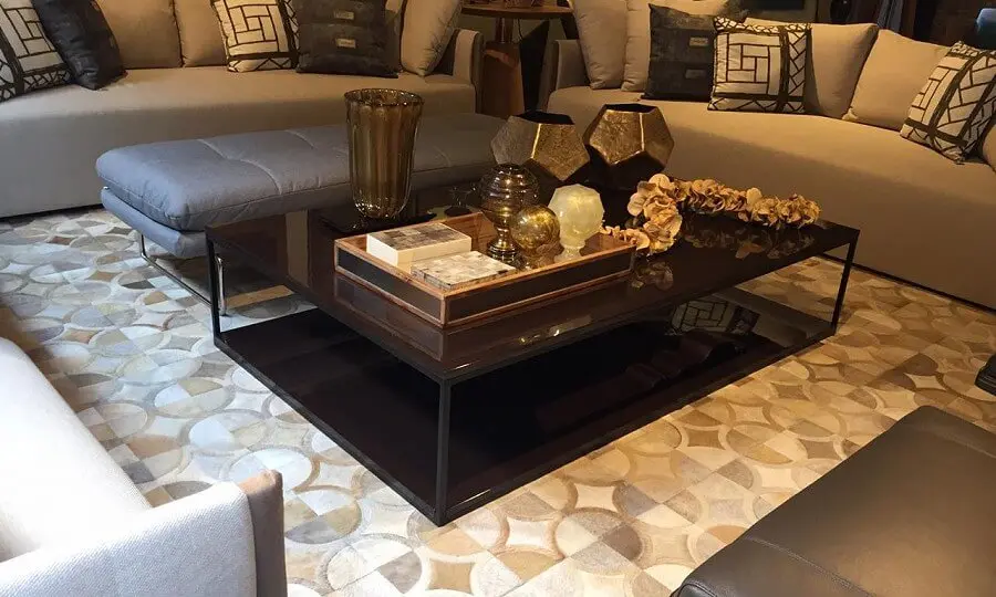 Tapete de couro liso decora a sala de estar. Fonte: Santa Mônica Tapetes e Carpetes