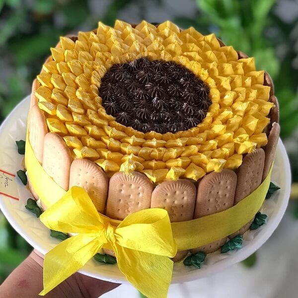 Utilize biscoitos de maisena para formar um lindo bolo festa tema girassol