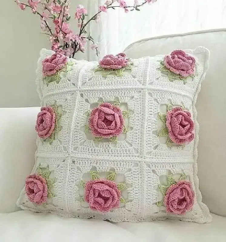 almofada com rosas de crochê para aplicação Foto Revista Artesanato