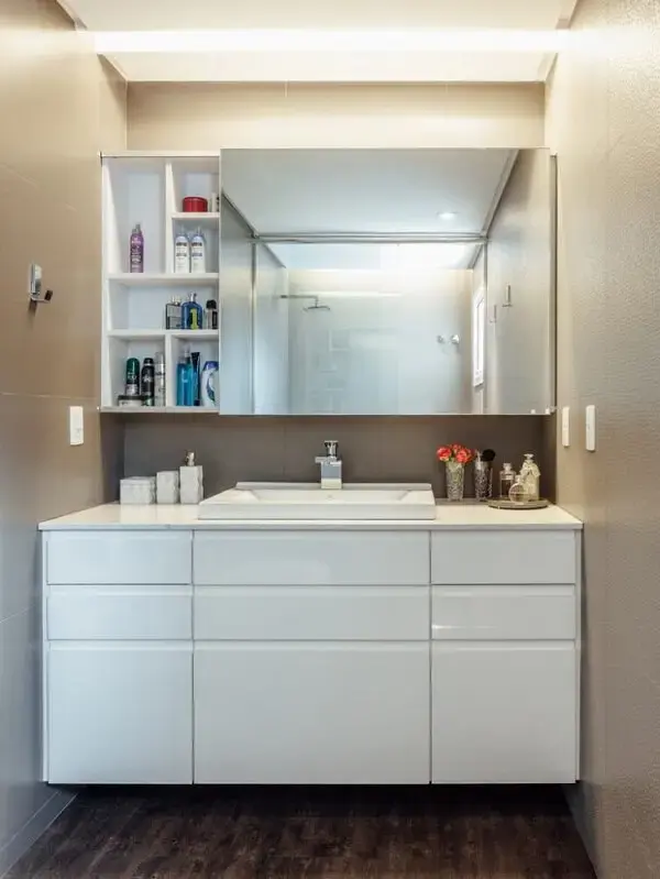 O armário com espelho para banheiro se encaixa perfeitamente no ambiente