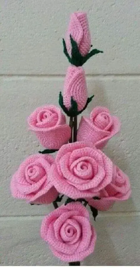 arranjo com botão e rosas de crochê Foto Yandex