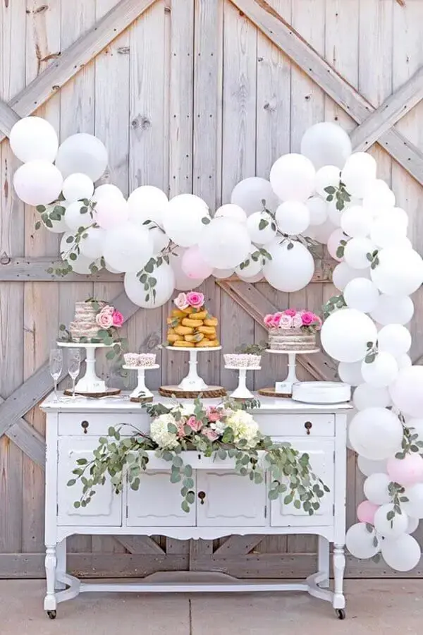 arranjo com folhas e bolas brancas para festa de aniversário de casamento Foto Home Decor Ideas