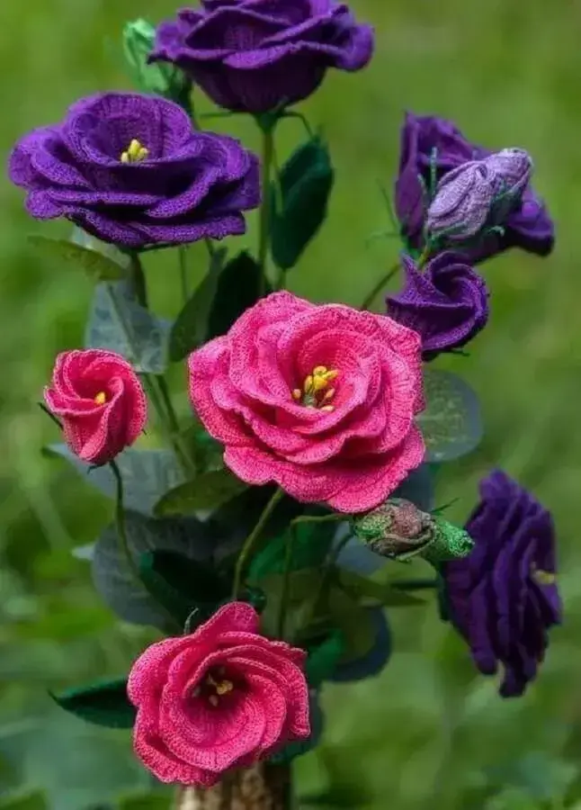 arranjo com rosas de crochê rosa e roxa Foto Pinterest