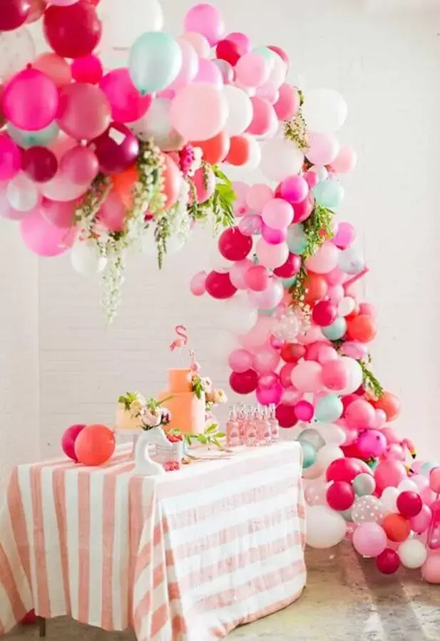 arranjo de balões para decoração de festa flamingo Foto Weddbook