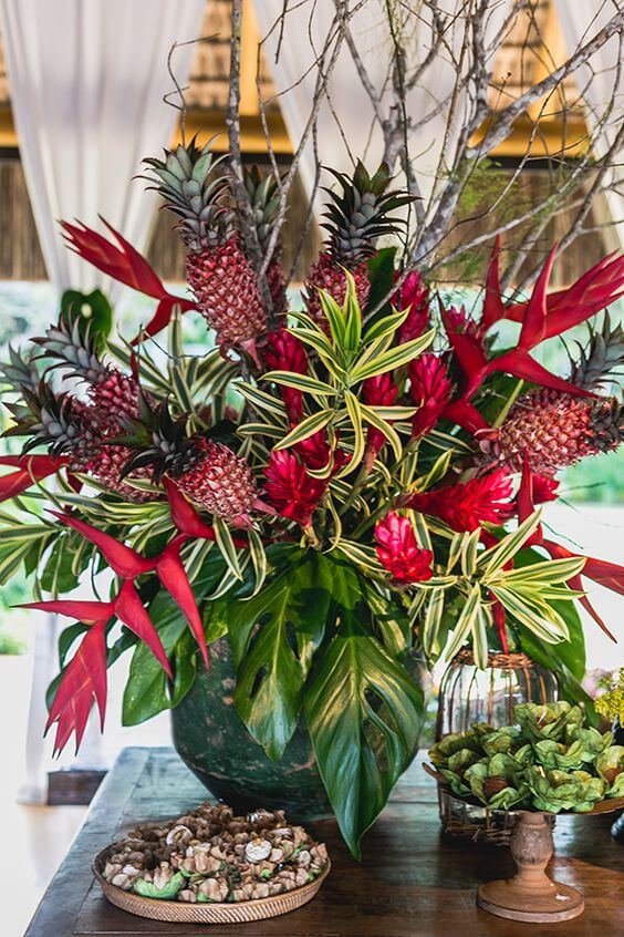 Arranjos de flores vermelhas para decoração tropical