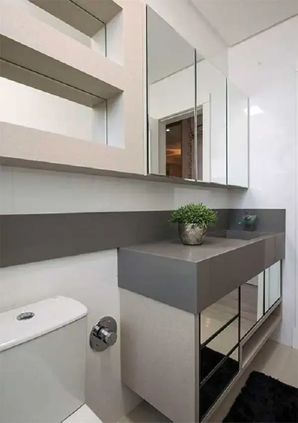 Bancada cinza, nichos e armário com espelho para banheiro