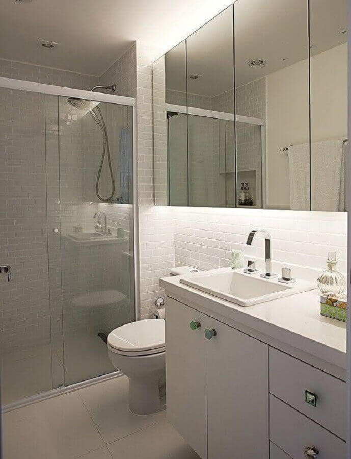 banheiro de apartamento decorado todo branco Foto Webcomunica