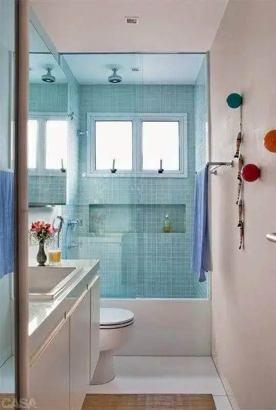 banheiro de apartamento pequeno decorado simples com pastilhas azuis na área do box Foto Casa Perferies