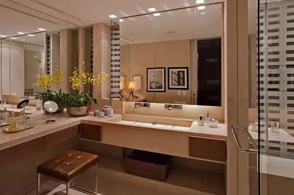 A luz embutida no armário com espelho para banheiro traz um charme a parte na decoração