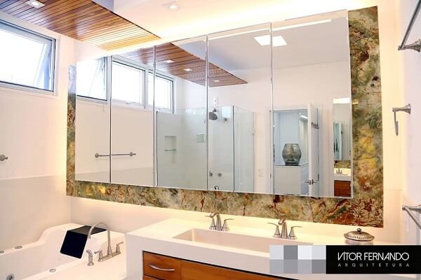 Utilize o armário com espelho para banheiro em espaços pequenos