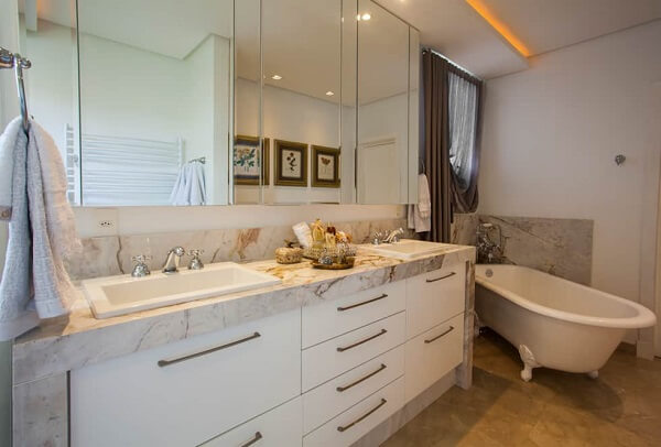 Bancada de mármore e armário com espelho para banheiro