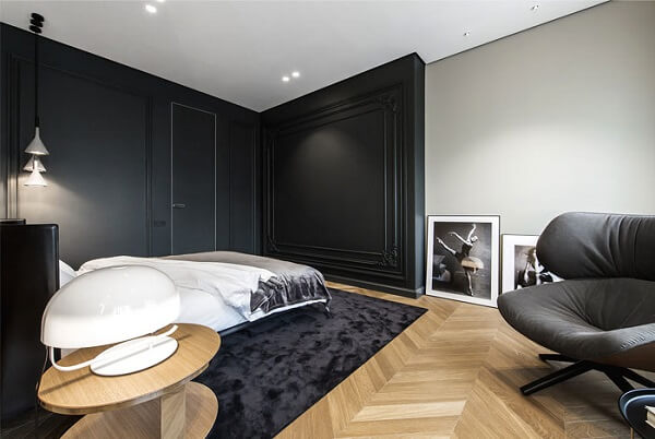 A parede preta divide ambientes do quarto de casal