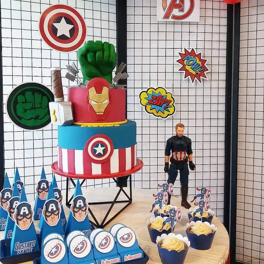 bolo com pasta americana para festa de aniversário dos vingadores Foto Babiglacê