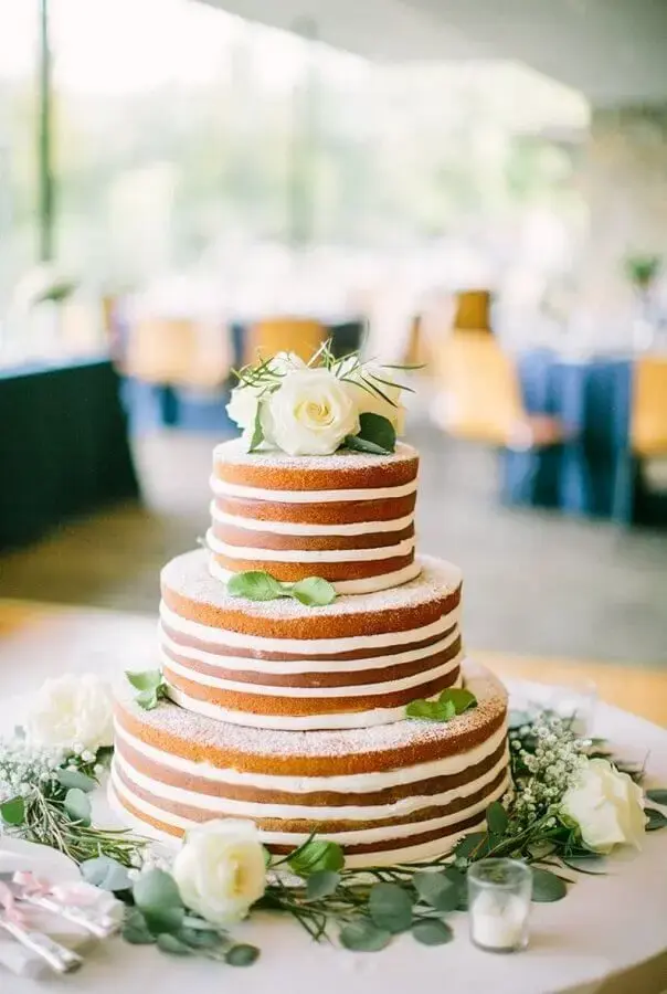 bolo de aniversário de casamento nakec cake decorado com rosas brancas Foto Style me Pretty