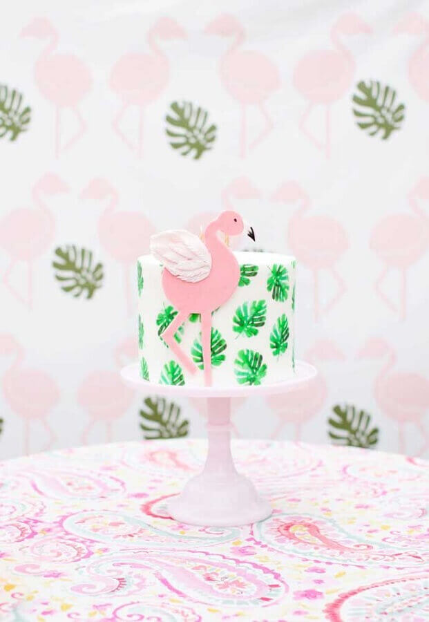 bolo para festa tema flamingo com detalhes em folhagens Foto Pinterest