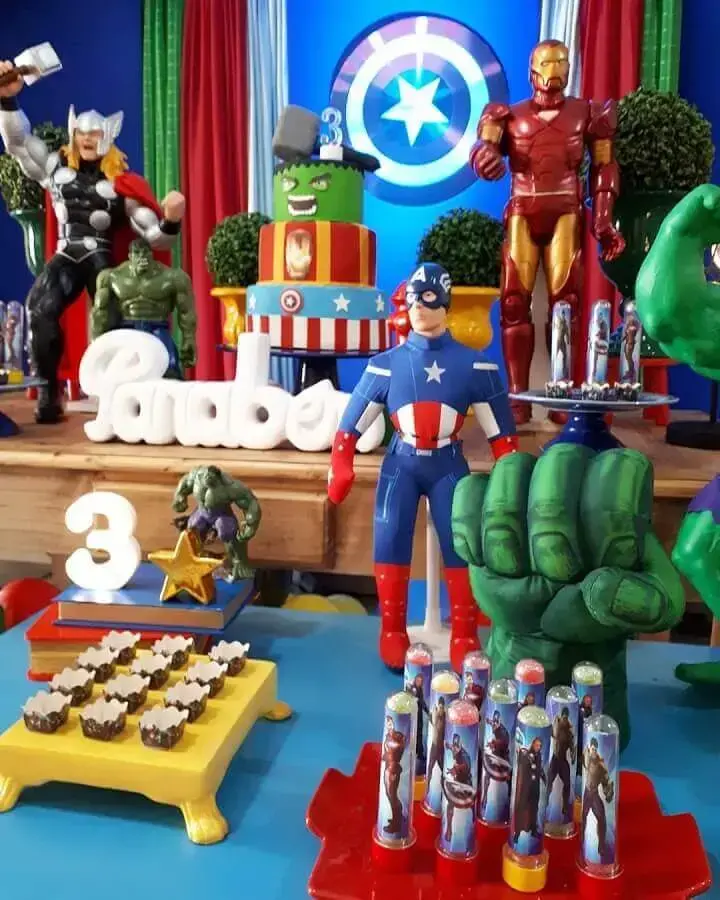 bonecos de super herois para decoração de festa infantil dos vingadores Foto Peritus Festas
