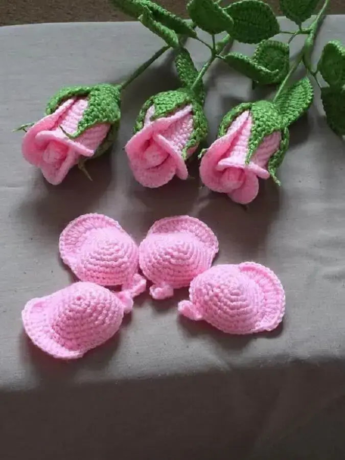 botões de rosas de crochê cor de rosa Foto LoveCraftsCrochet