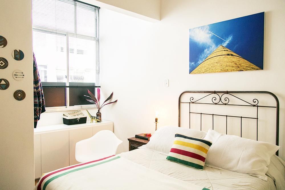 cabeceira - quarto clean com almofada colorida e quadro 