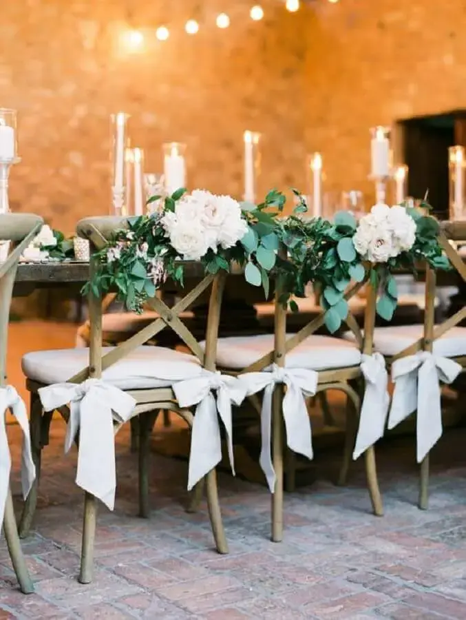 cadeiras decoradas com flores brancas para festa de aniversário de casamento Foto Glamour & Woods